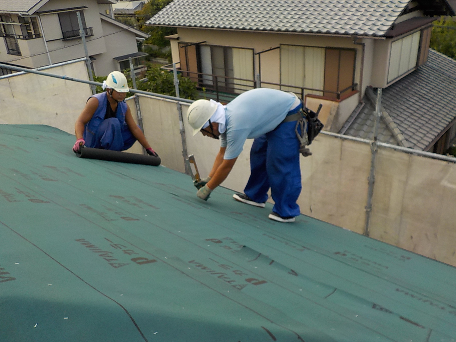 屋根工事は自社施工直接工事の為、良心価格！